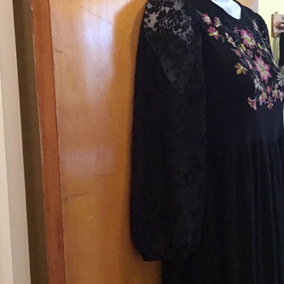 Sold out New Floral Embroidered dress - Picture 7 of 8